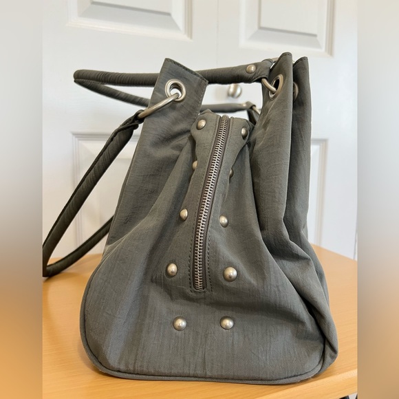 Baggallini Nylon Shoulder Bag Turnlock Stud Details - Picture 5 of 9